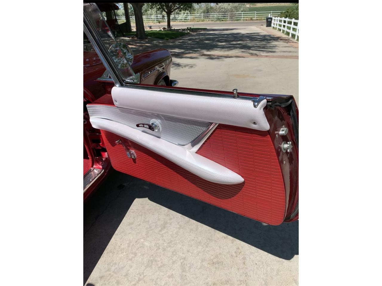 Ford-Thunderbird-1957-Kandy-Apple-Red-Gold-flake-Red-and-white-quilted-74