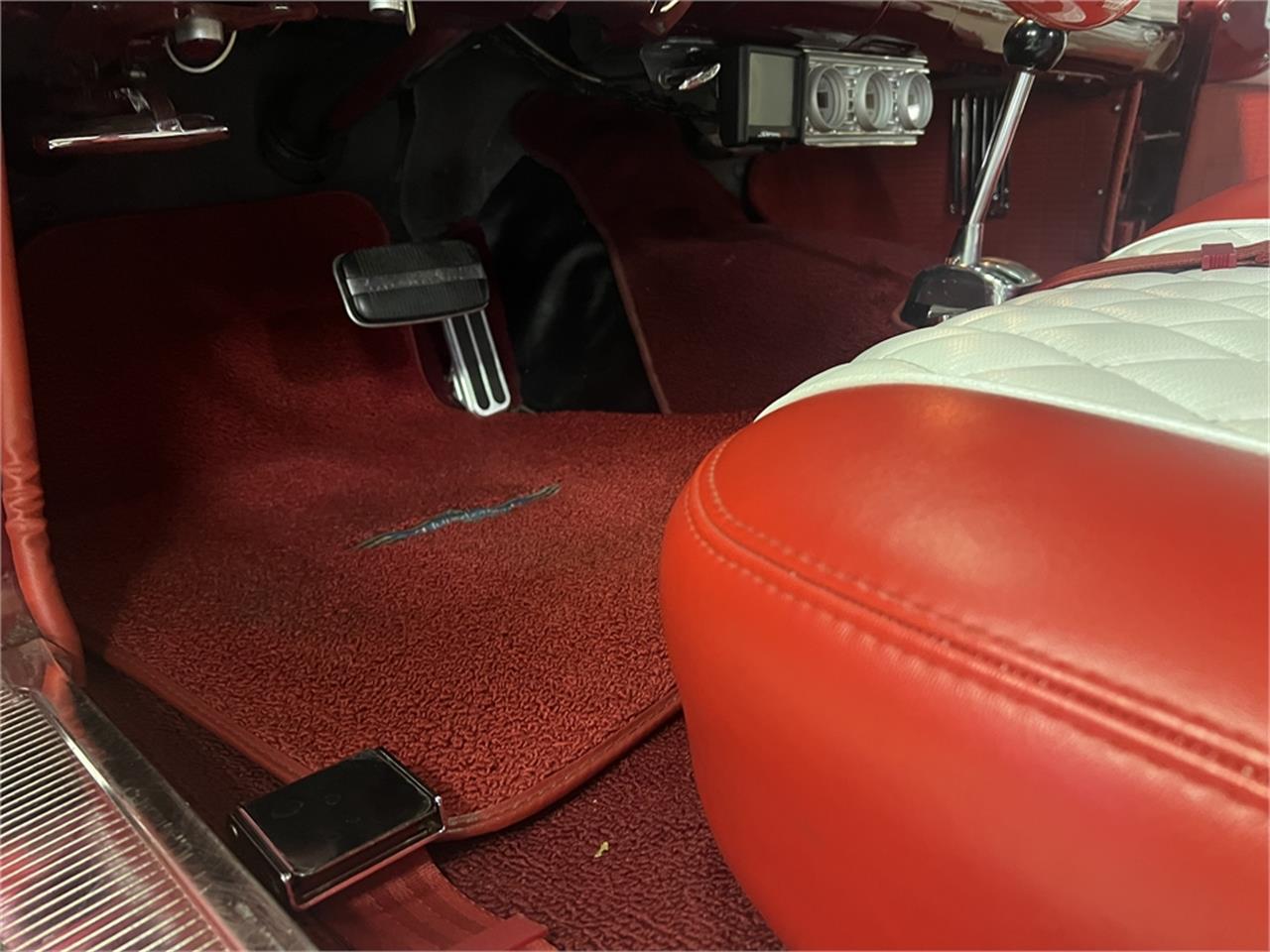 Ford-Thunderbird-1957-Kandy-Apple-Red-Gold-flake-Red-and-white-quilted-75