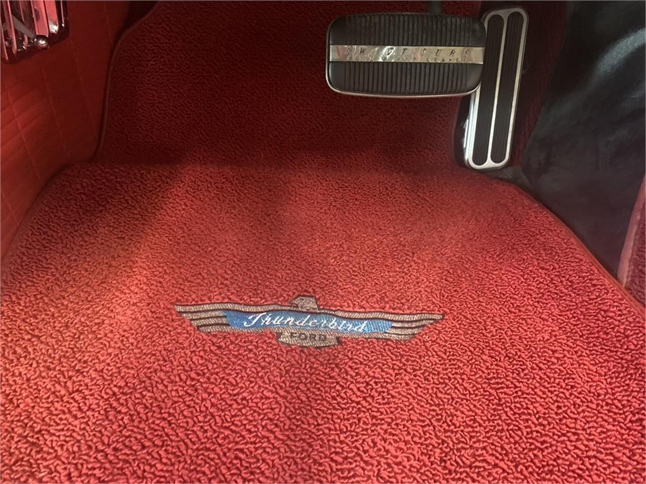 Ford-Thunderbird-1957-Kandy-Apple-Red-Gold-flake-Red-and-white-quilted-76