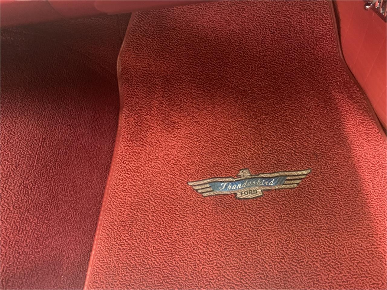 Ford-Thunderbird-1957-Kandy-Apple-Red-Gold-flake-Red-and-white-quilted-79