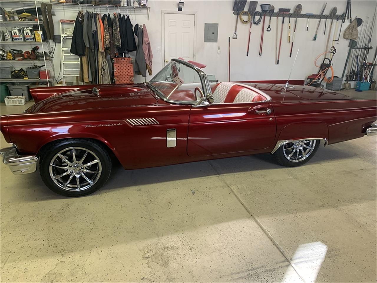 Ford-Thunderbird-1957-Kandy-Apple-Red-Gold-flake-Red-and-white-quilted-8
