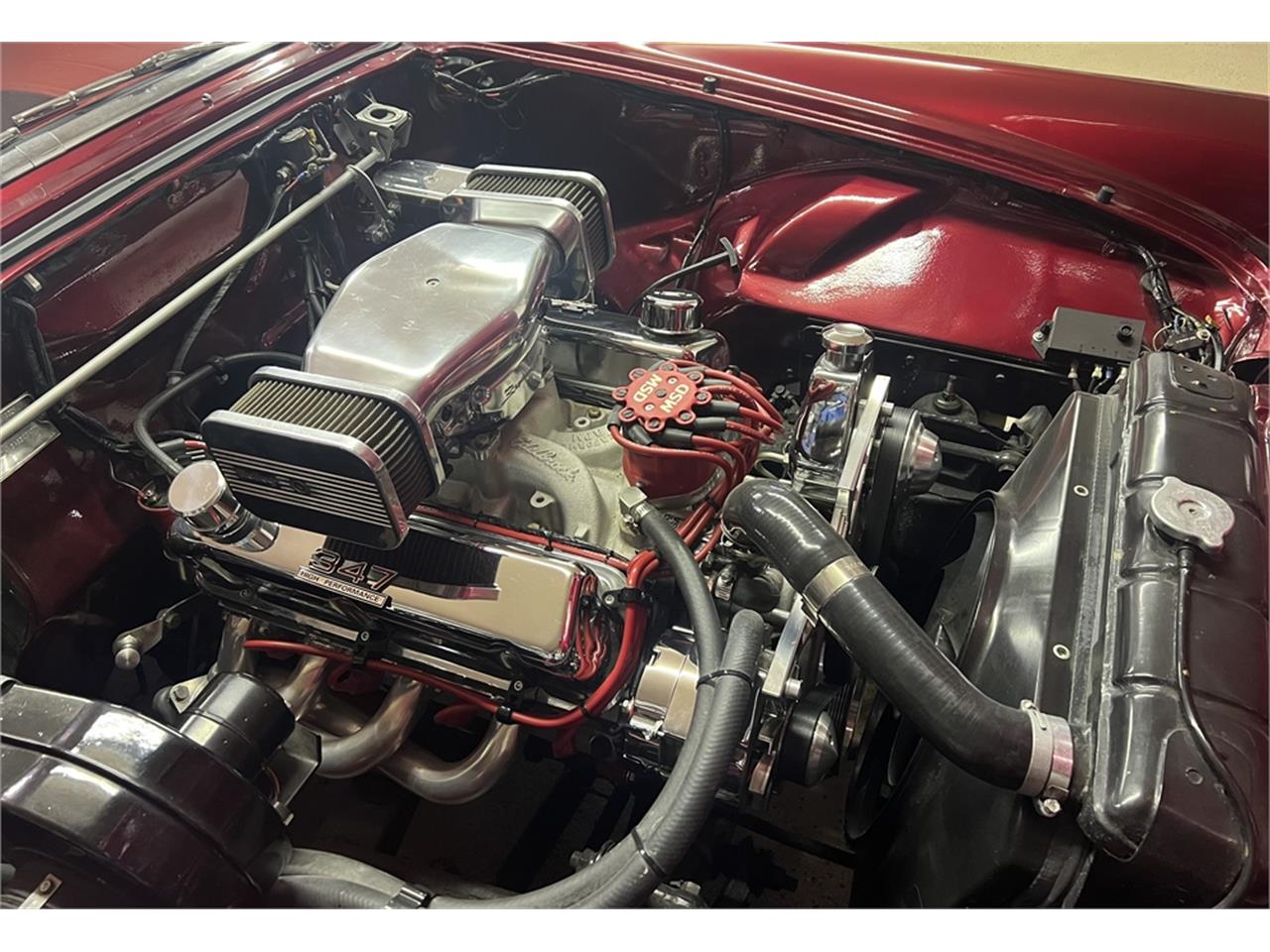 Ford-Thunderbird-1957-Kandy-Apple-Red-Gold-flake-Red-and-white-quilted-82