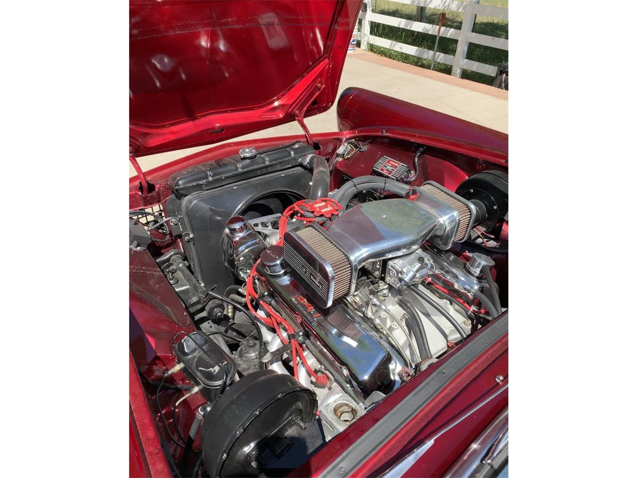 Ford-Thunderbird-1957-Kandy-Apple-Red-Gold-flake-Red-and-white-quilted-83