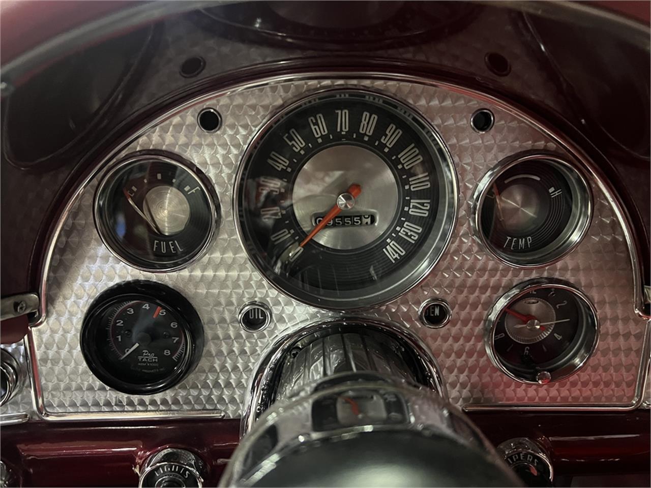 Ford-Thunderbird-1957-Kandy-Apple-Red-Gold-flake-Red-and-white-quilted-9