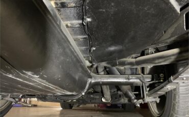 Ford-Thunderbird-1957-Kandy-Apple-Red-Gold-flake-Red-and-white-quilted-90