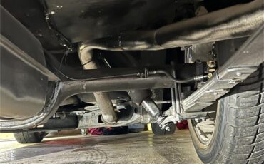 Ford-Thunderbird-1957-Kandy-Apple-Red-Gold-flake-Red-and-white-quilted-91