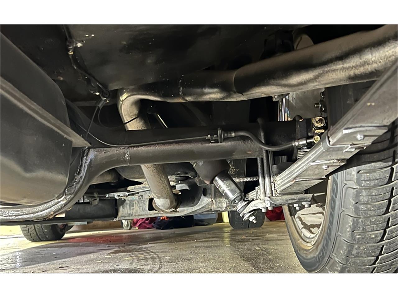 Ford-Thunderbird-1957-Kandy-Apple-Red-Gold-flake-Red-and-white-quilted-91