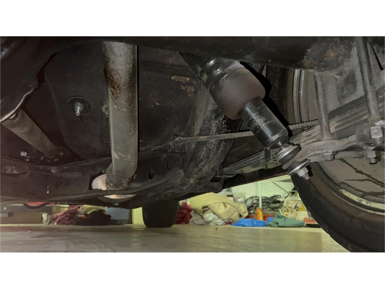 Ford-Thunderbird-1957-Kandy-Apple-Red-Gold-flake-Red-and-white-quilted-93