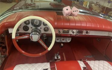 Ford-Thunderbird-1957-Kandy-Apple-Red-Gold-flake-Red-and-white-quilted-96