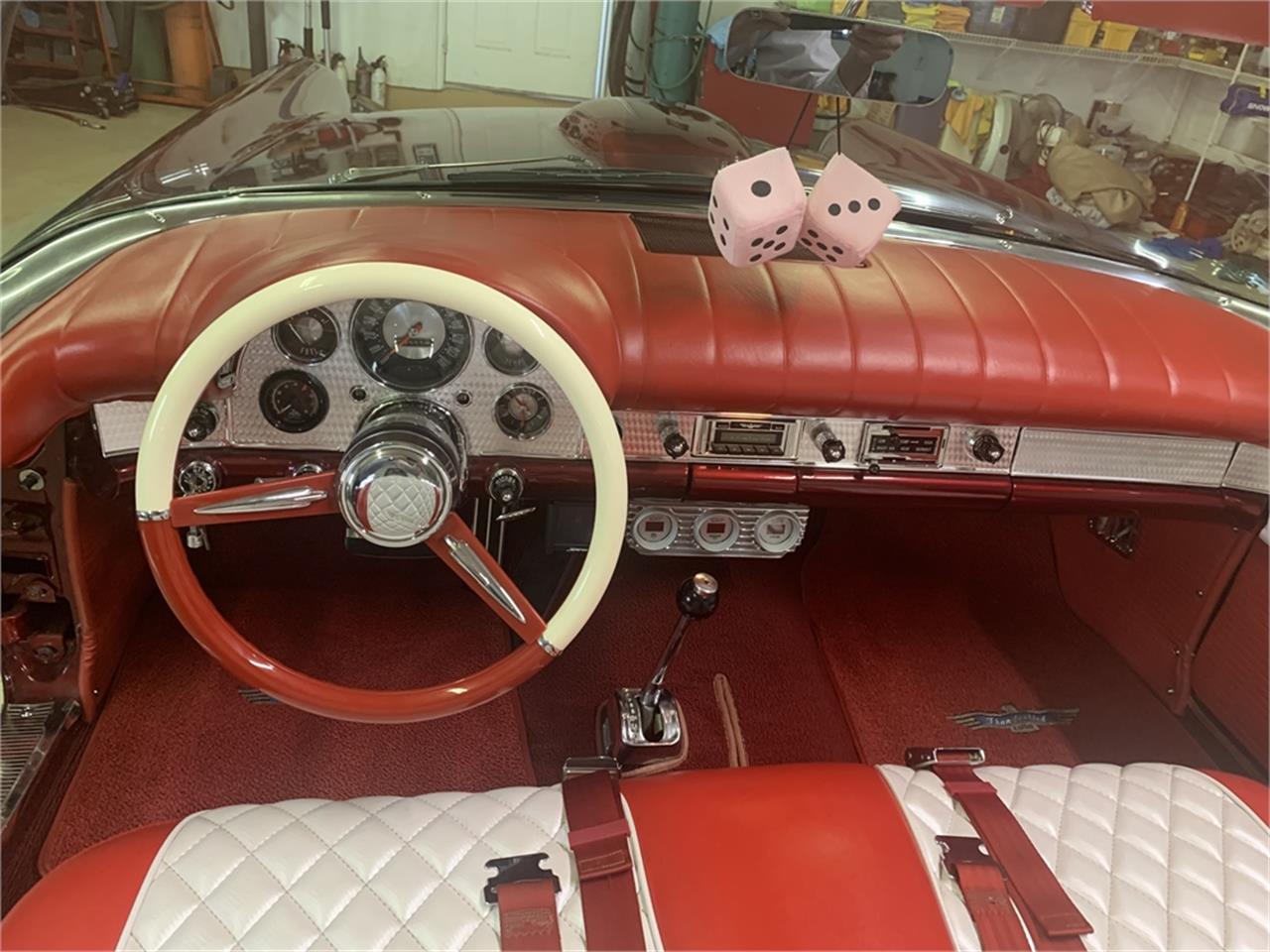 Ford-Thunderbird-1957-Kandy-Apple-Red-Gold-flake-Red-and-white-quilted-96