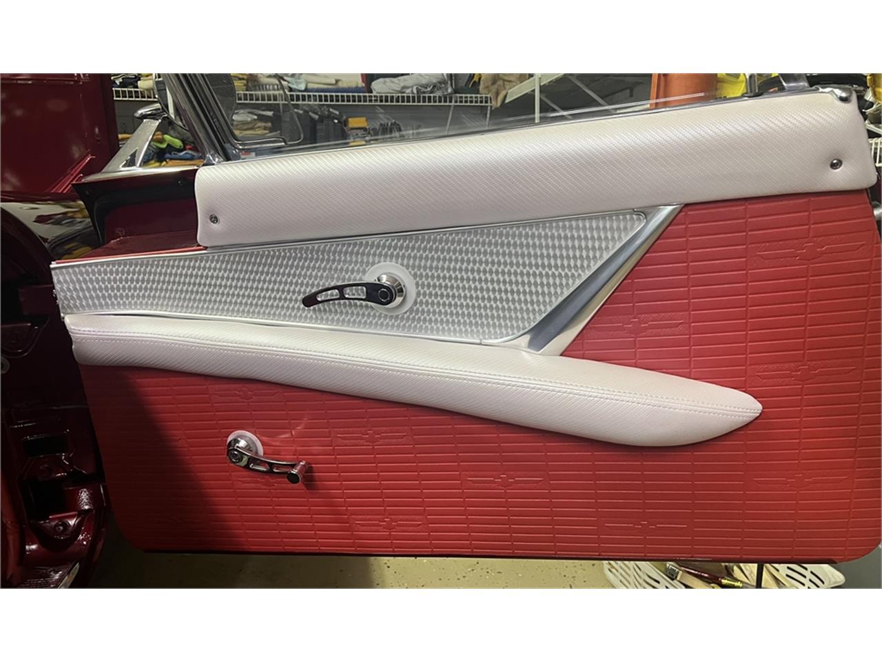 Ford-Thunderbird-1957-Kandy-Apple-Red-Gold-flake-Red-and-white-quilted-97