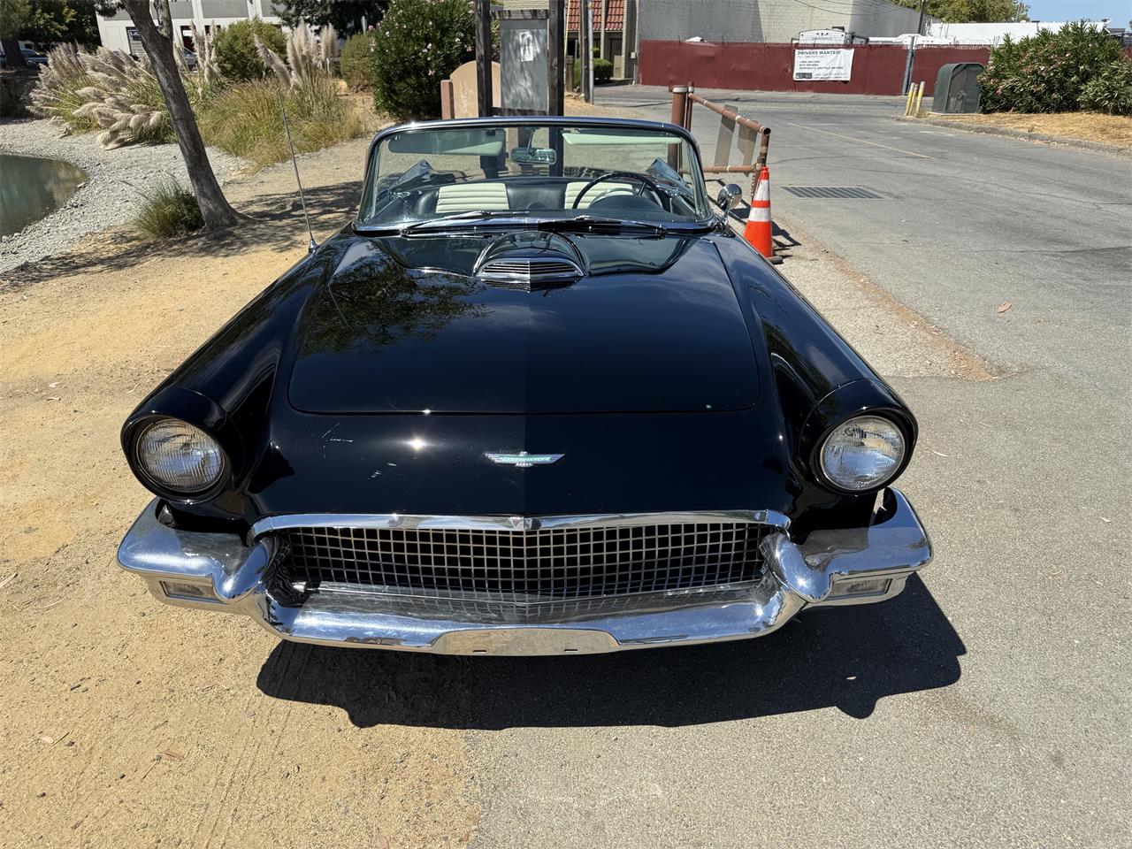 Ford-Thunderbird-1957-Raven-black-Back-and-white-2-tin-11