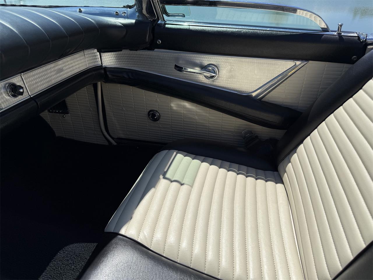 Ford-Thunderbird-1957-Raven-black-Back-and-white-2-tin-15