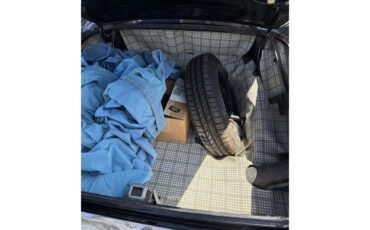 Ford-Thunderbird-1957-Raven-black-Back-and-white-2-tin-20