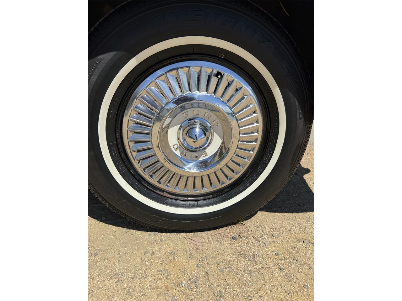 Ford-Thunderbird-1957-Raven-black-Back-and-white-2-tin-21