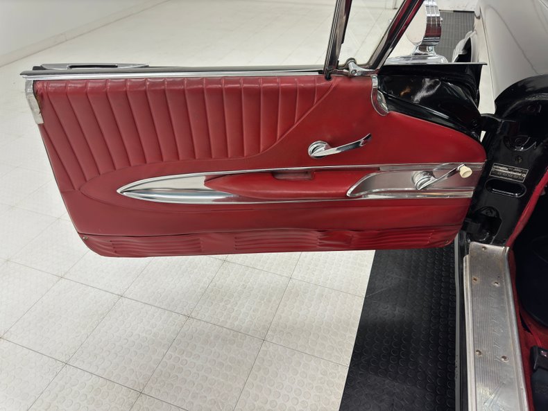 Ford-Thunderbird-1960-Raven-Black-Red-44