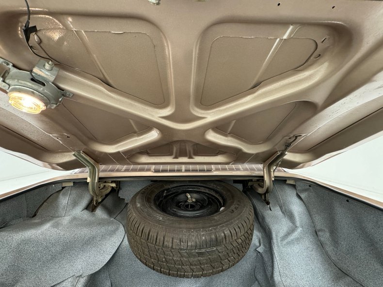 Ford-Thunderbird-1966-Sundust-Beige-Black-16