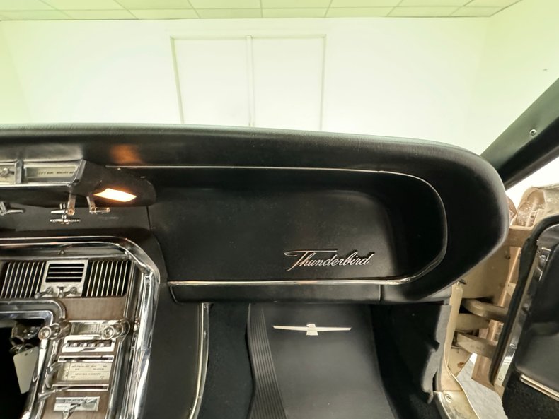 Ford-Thunderbird-1966-Sundust-Beige-Black-18