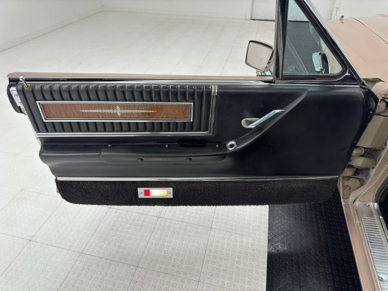 Ford-Thunderbird-1966-Sundust-Beige-Black-42