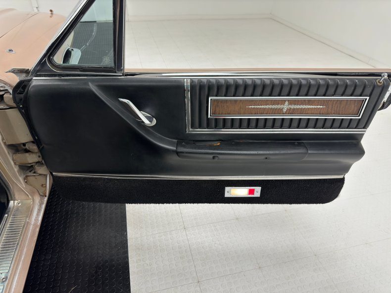 Ford-Thunderbird-1966-Sundust-Beige-Black-43