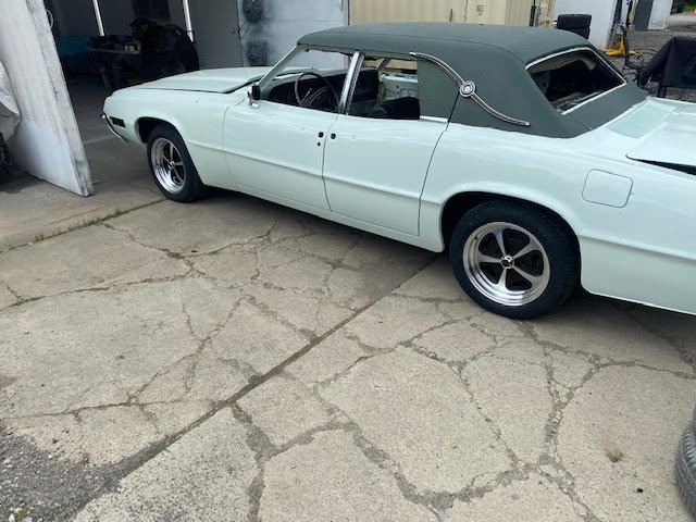 Ford-Thunderbird-1968-Sedan-10