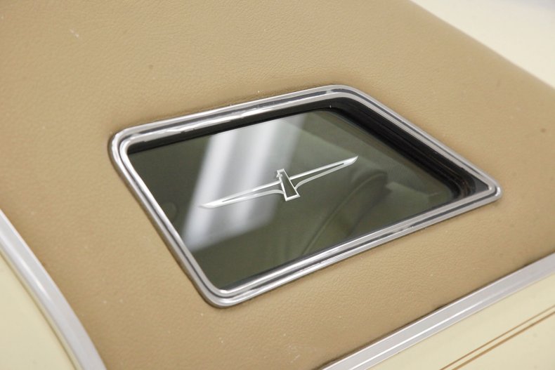 Ford-Thunderbird-1976-Cream-Cream-13