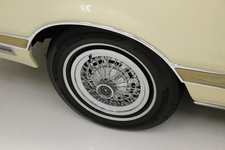 Ford-Thunderbird-1976-Cream-Cream-16