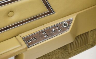 Ford-Thunderbird-1976-Cream-Cream-32