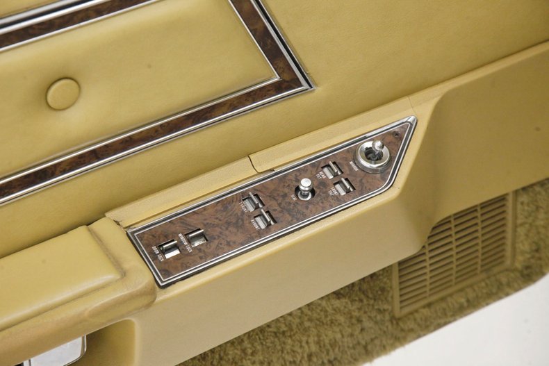 Ford-Thunderbird-1976-Cream-Cream-32