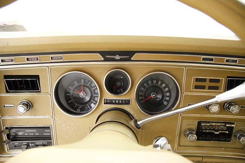 Ford-Thunderbird-1976-Cream-Cream-35