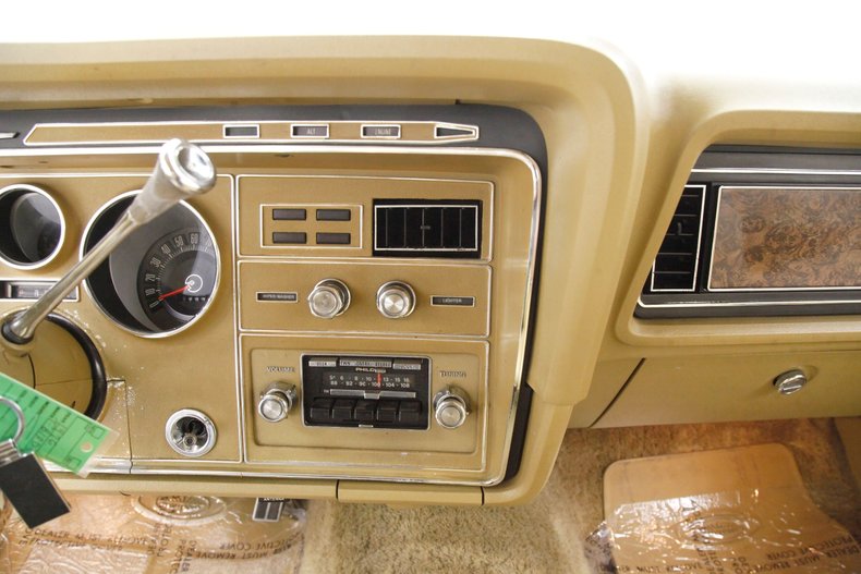 Ford-Thunderbird-1976-Cream-Cream-36