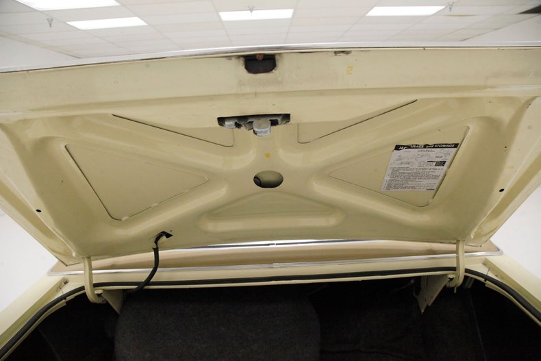 Ford-Thunderbird-1976-Cream-Cream-42