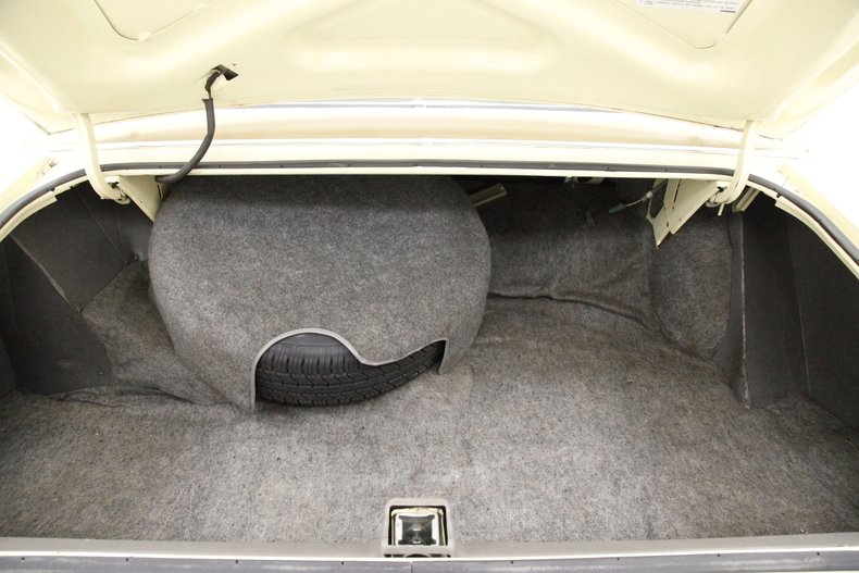 Ford-Thunderbird-1976-Cream-Cream-43