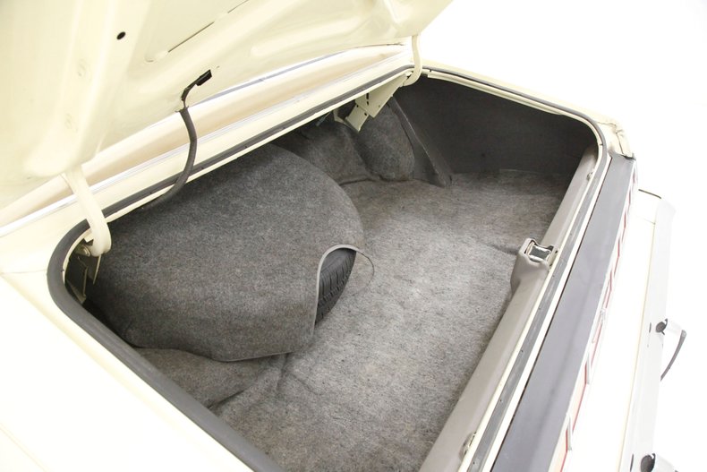 Ford-Thunderbird-1976-Cream-Cream-44