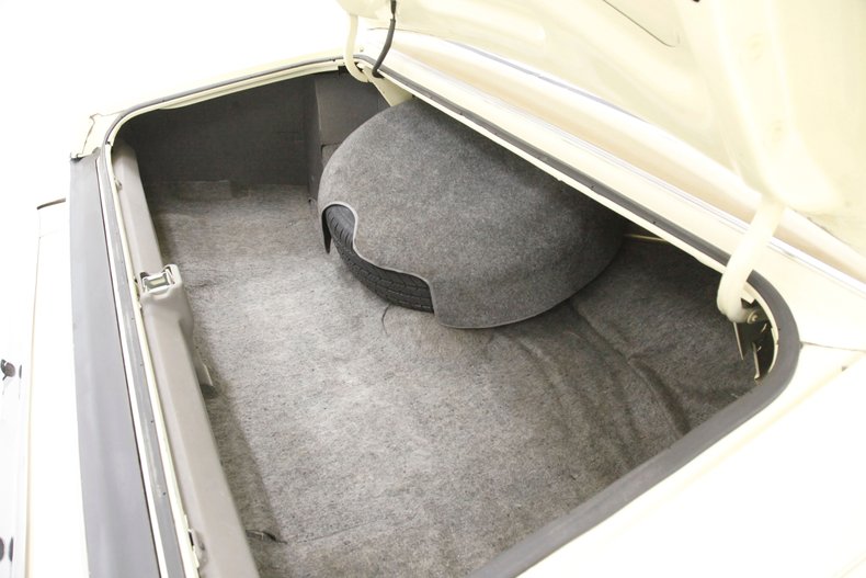 Ford-Thunderbird-1976-Cream-Cream-45