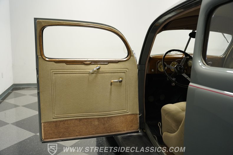 Ford-Tudor-1937-Gull-Gray-Tan-17