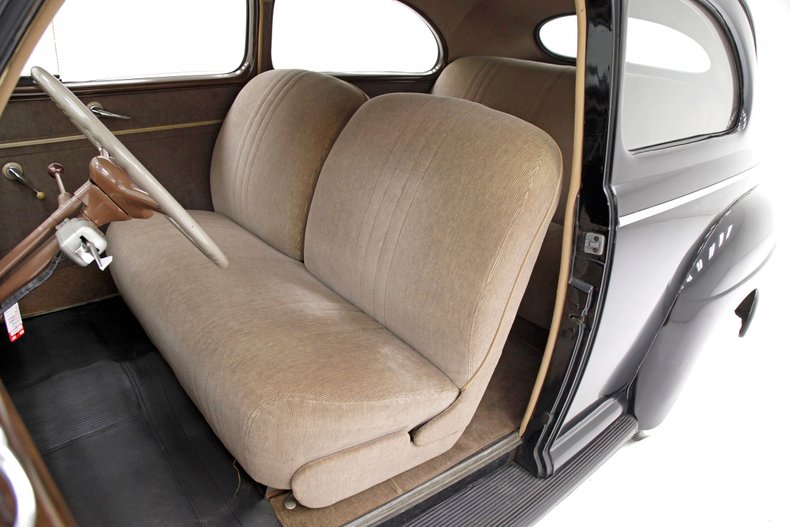 Ford-Tudor-1941-Black-Tan-32