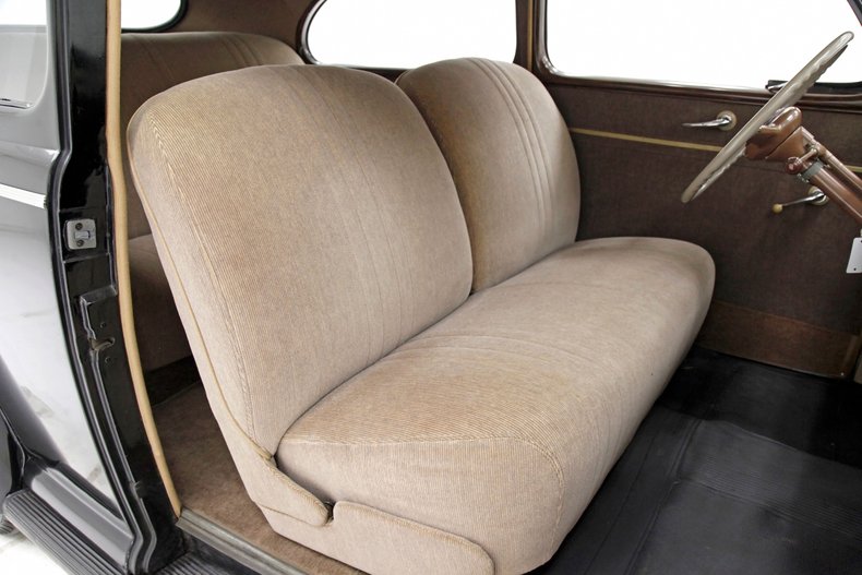 Ford-Tudor-1941-Black-Tan-38