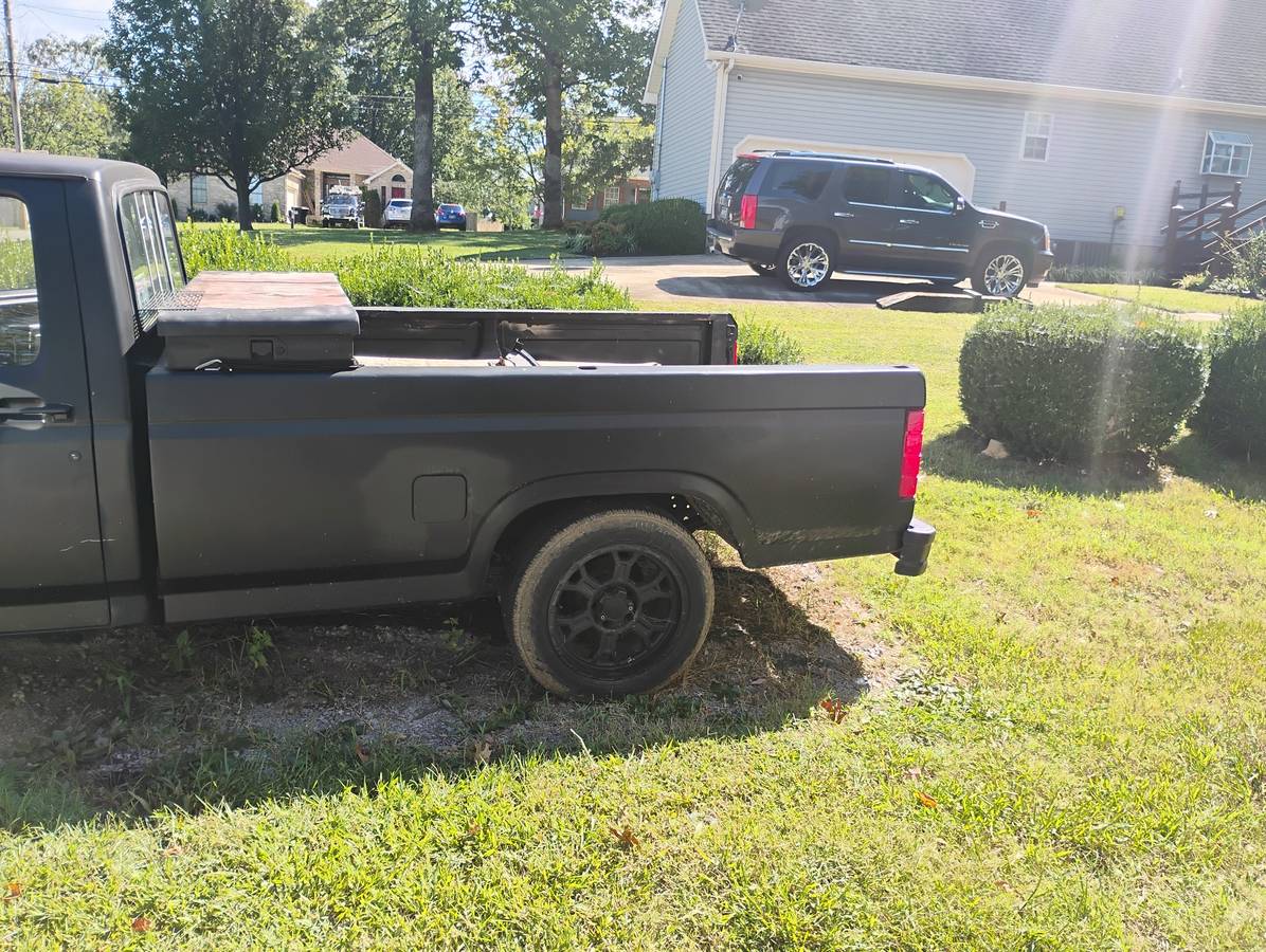 Ford-f-150-1985-black-10