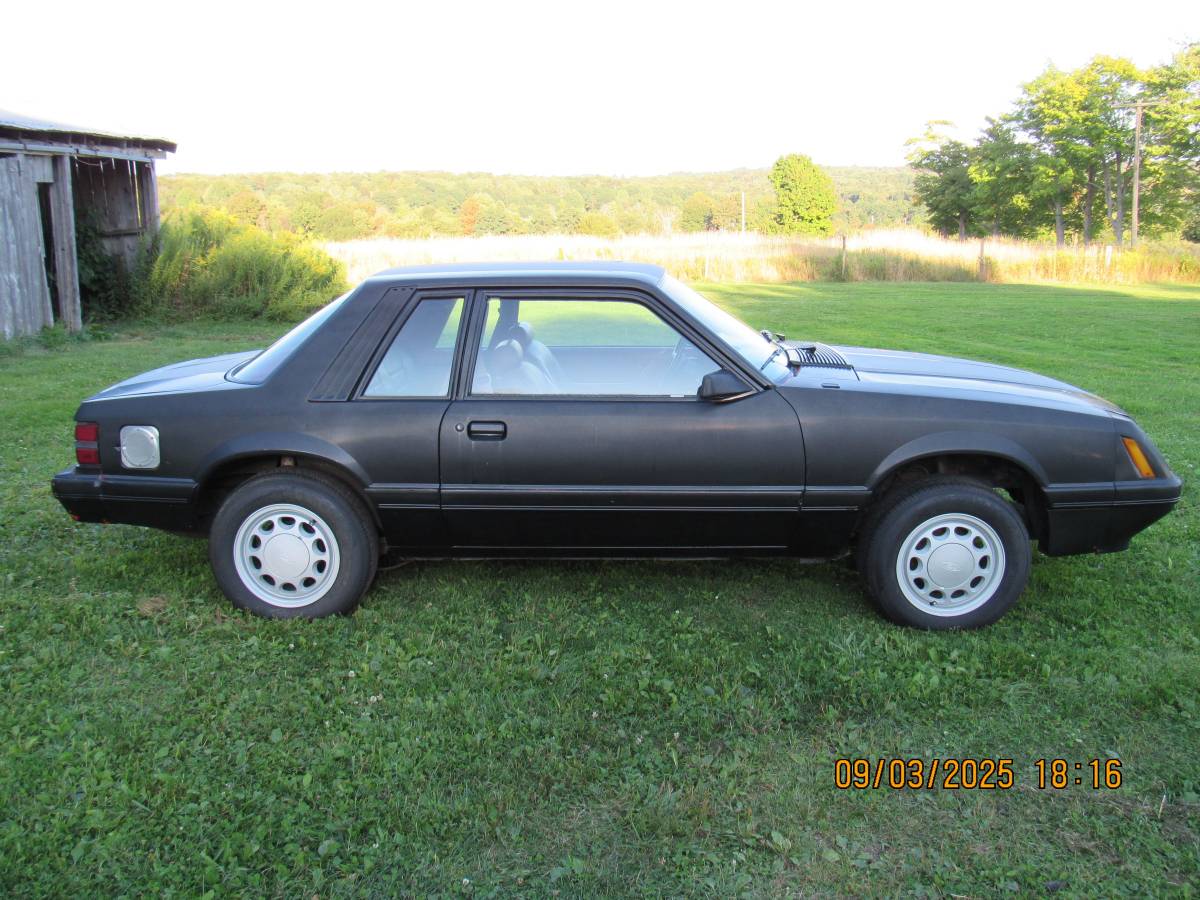 Ford-mustang-1985-black-6
