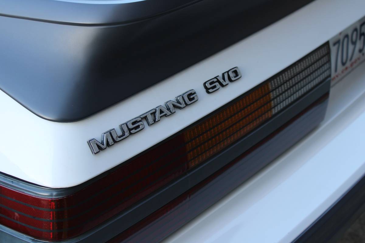 Ford-mustang-svo-1985-white-10