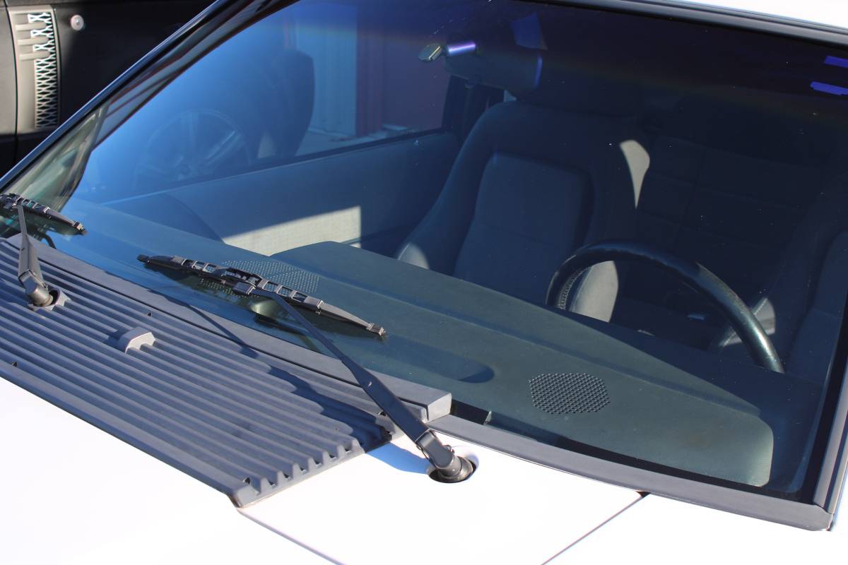 Ford-mustang-svo-1985-white-11