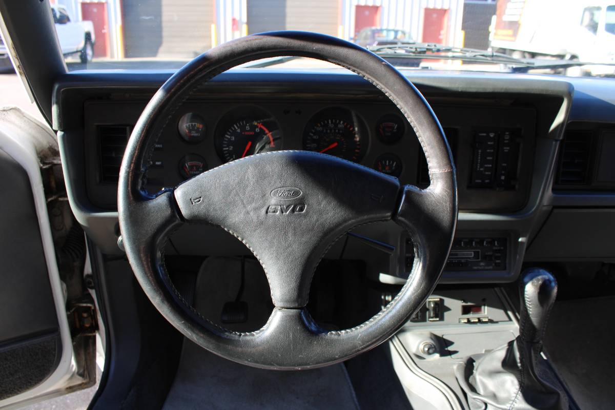 Ford-mustang-svo-1985-white-15