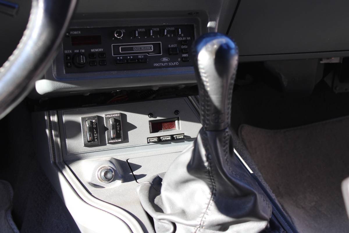 Ford-mustang-svo-1985-white-16