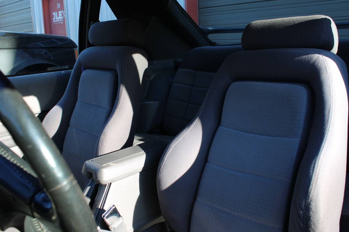 Ford-mustang-svo-1985-white-17