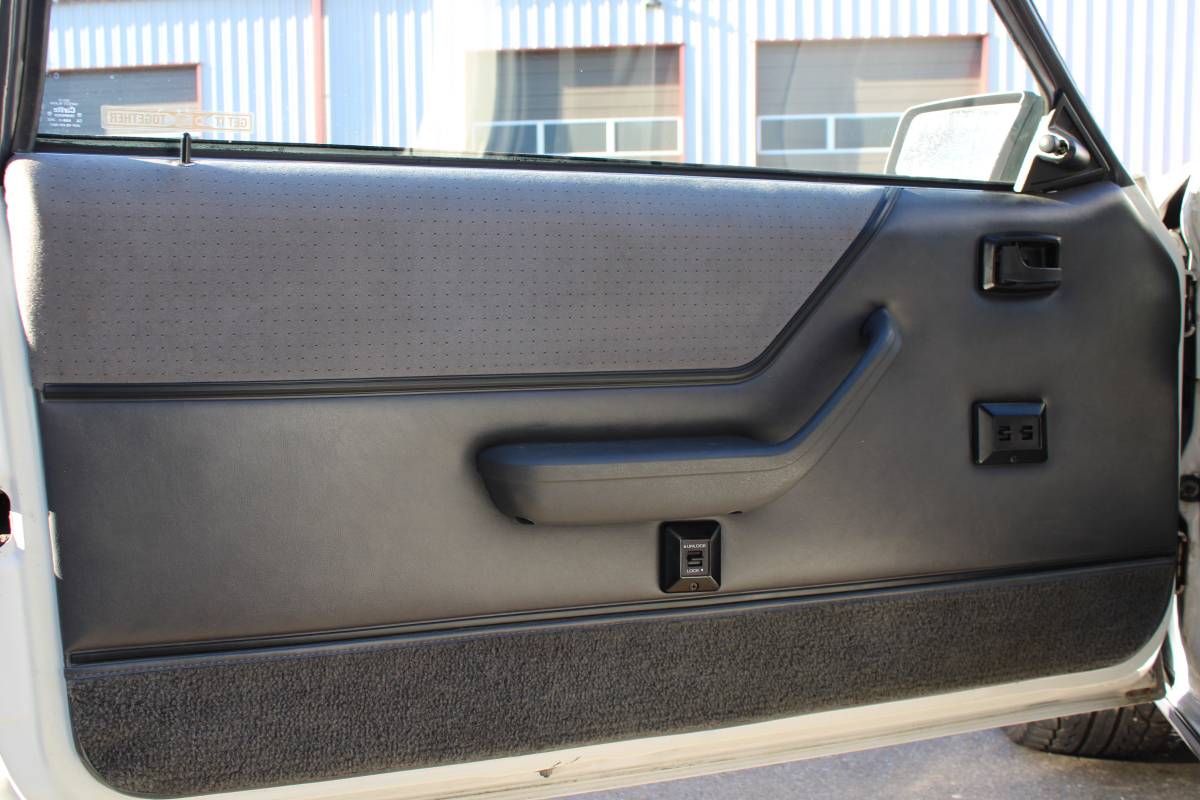 Ford-mustang-svo-1985-white-18