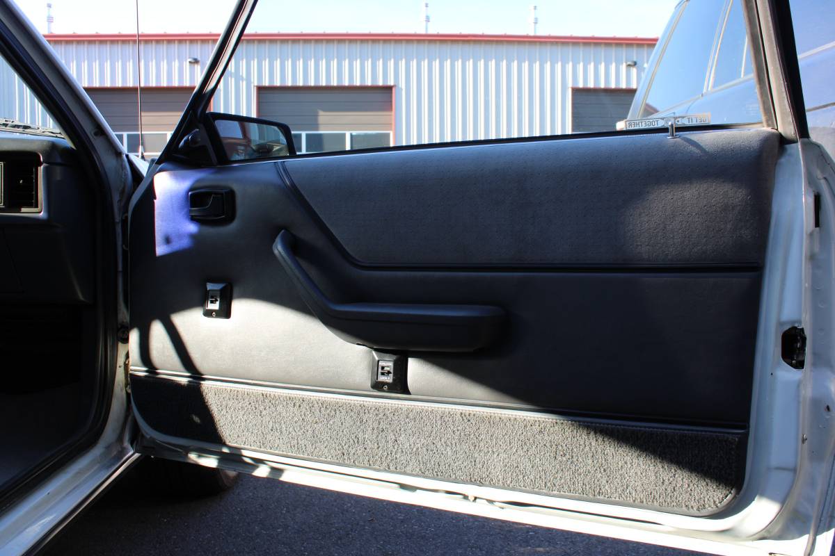 Ford-mustang-svo-1985-white-19