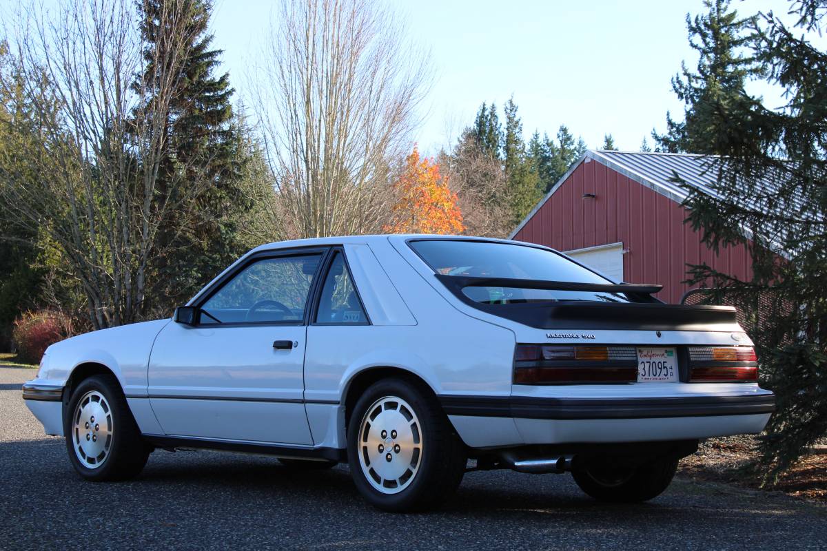 Ford-mustang-svo-1985-white-6