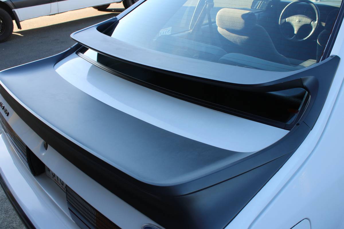 Ford-mustang-svo-1985-white-9