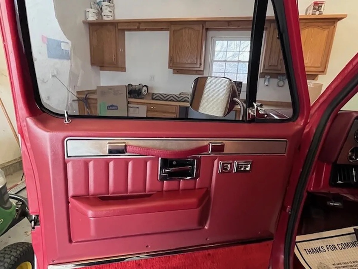 Gmc-Sierra-1500-1982-Carmine-Red-amp-Silver-Red-6